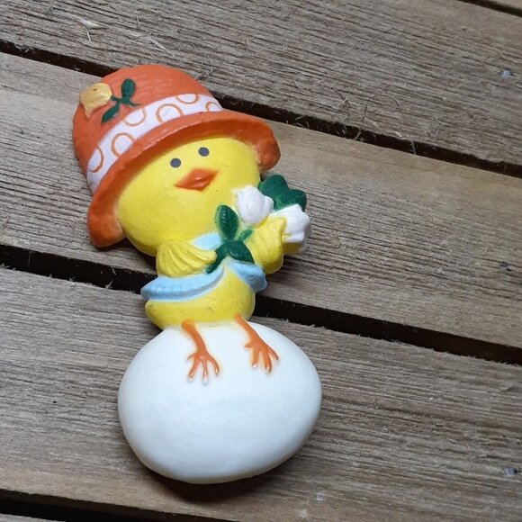 VTG Hallmark Pin Chickery Chick Easter Spring Chicken Merry Miniature 1975 - Picture 3 of 3